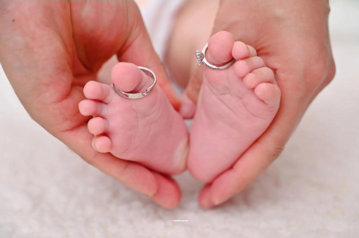 广州代怀试管生子四个月宝宝不爱笑