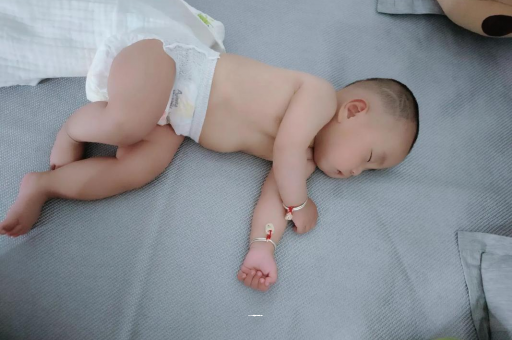 广州代怀试管生子宝宝积食发烧怎么处理